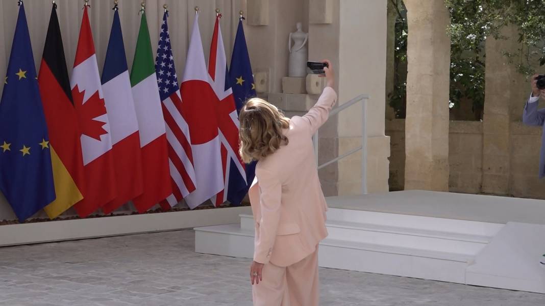 İtalya Başbakanı Meloni, Biden'ı beklerken sıkıldı; telefonu elinden düşüremedi 5